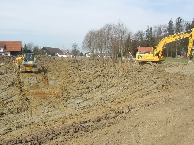 Abbrucharbeiten mir Bagger und Raupe